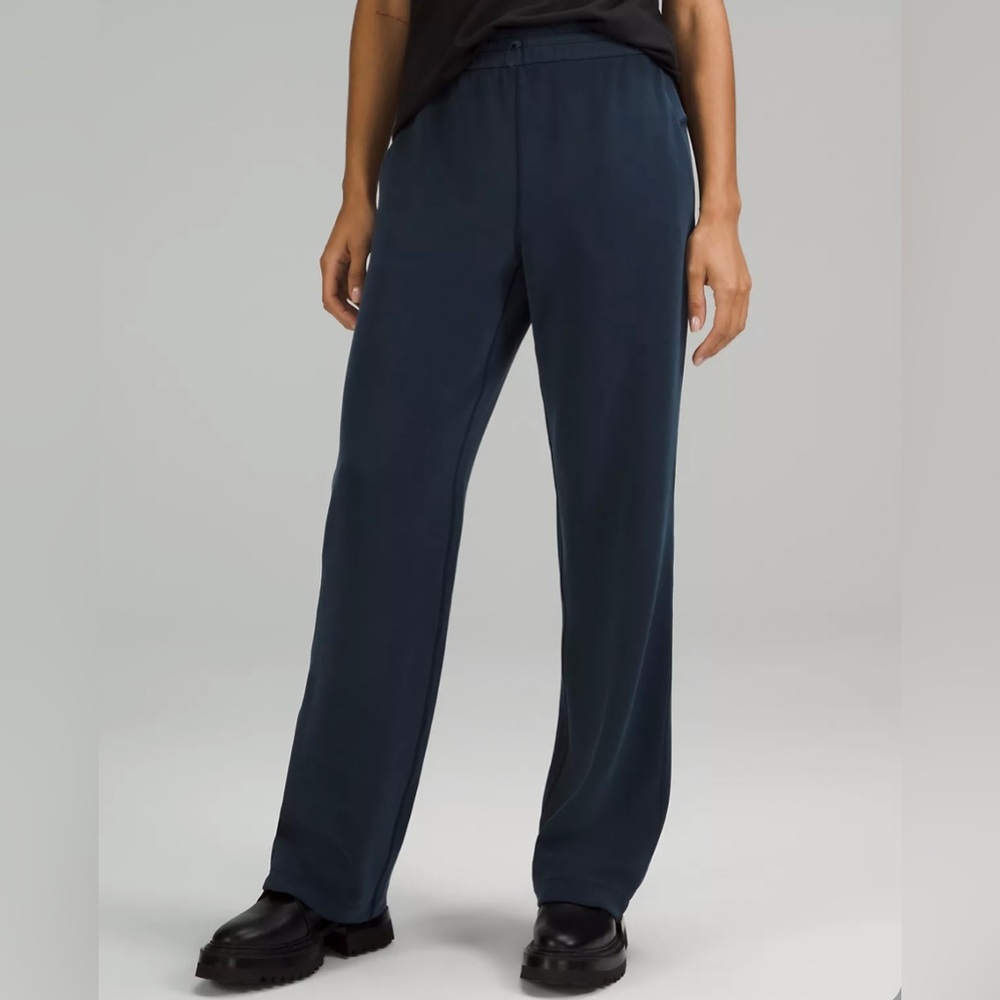 Lightly-worn Softstreme High-Rise Pant
Full Length | Lululemon | Size 4